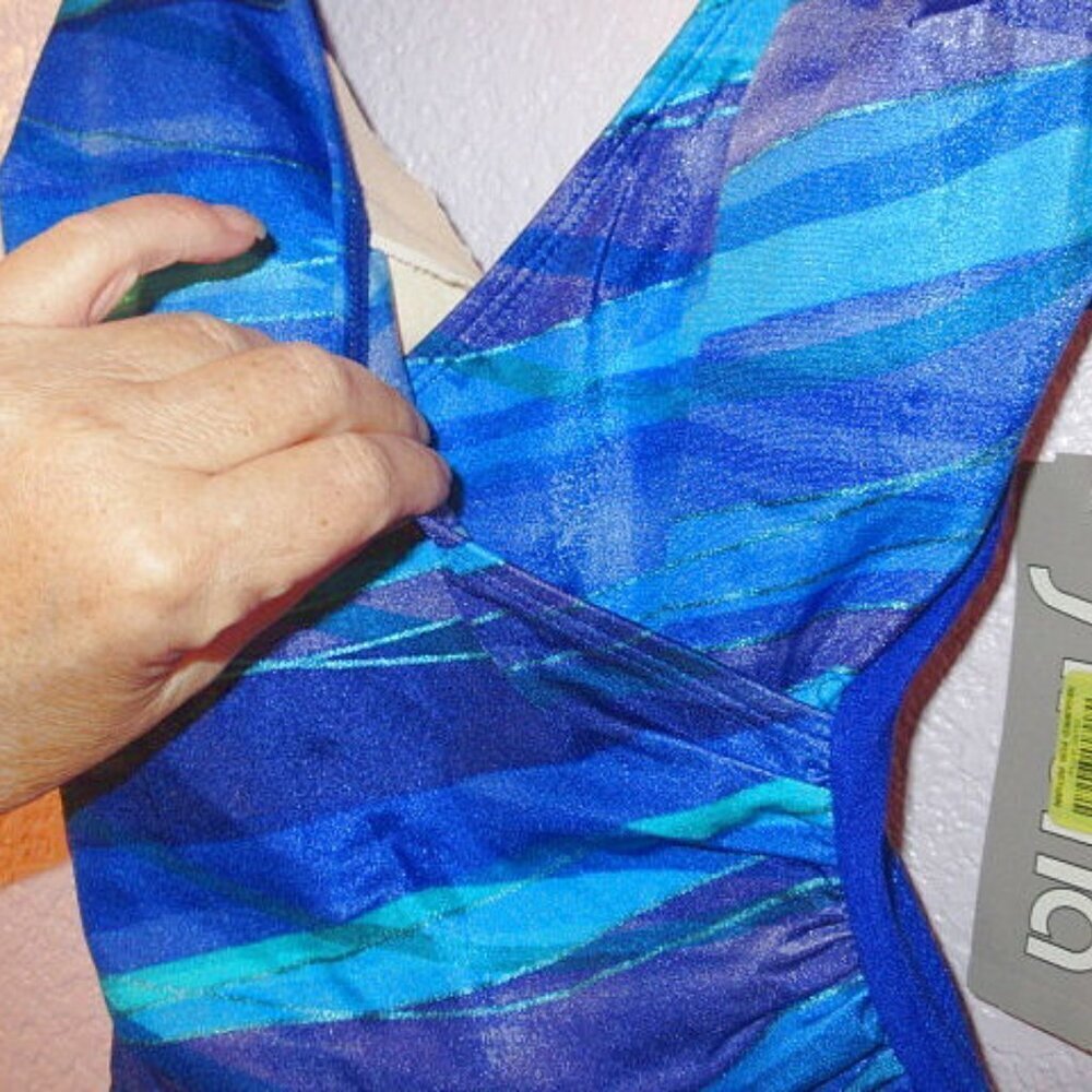 Sirena One Piece Swimsuit Size 8 Slimming Surplice Ocean Waves Beach Resort NWT - Picture 3 of 12